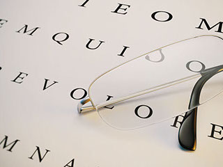 Illustration Brille und Buchstaben